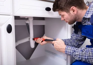 plumbers-in-goodyear-az-repairing-bathroom-plumbing